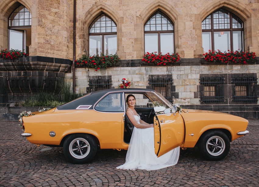 098_hochzeit_wedding_rathaus_recklinghausen_fotograf_nrw_standesamt_altstadt_ruhrpott_ruhrgebiet_hochzeitsfotograf_civilwedding_urban_manta_blumen_burger_getting_ready_cafe_unique_hochzeitsfotografie