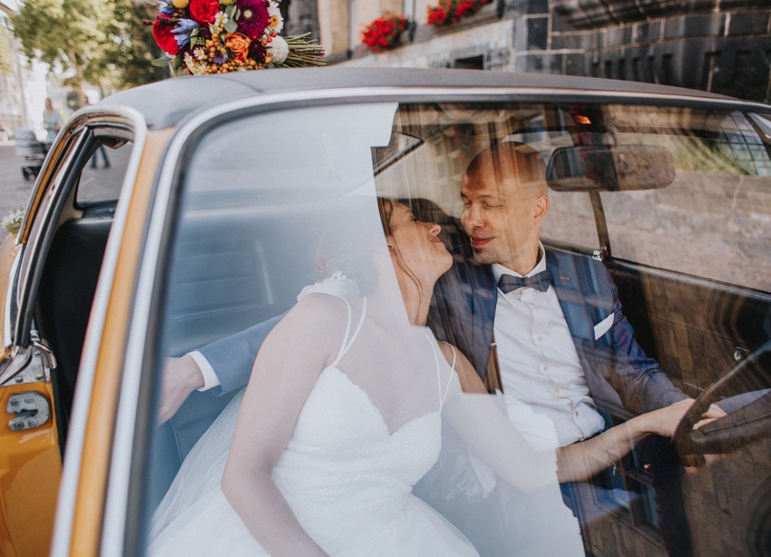 101_hochzeit_wedding_rathaus_recklinghausen_fotograf_nrw_standesamt_altstadt_ruhrpott_ruhrgebiet_hochzeitsfotograf_civilwedding_urban_manta_blumen_burger_getting_ready_cafe_unique_hochzeitsfotografie