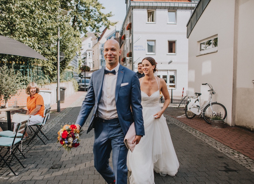 106_hochzeit_wedding_rathaus_recklinghausen_fotograf_nrw_standesamt_altstadt_ruhrpott_ruhrgebiet_hochzeitsfotograf_civilwedding_urban_manta_blumen_burger_getting_ready_cafe_unique_hochzeitsfotografie