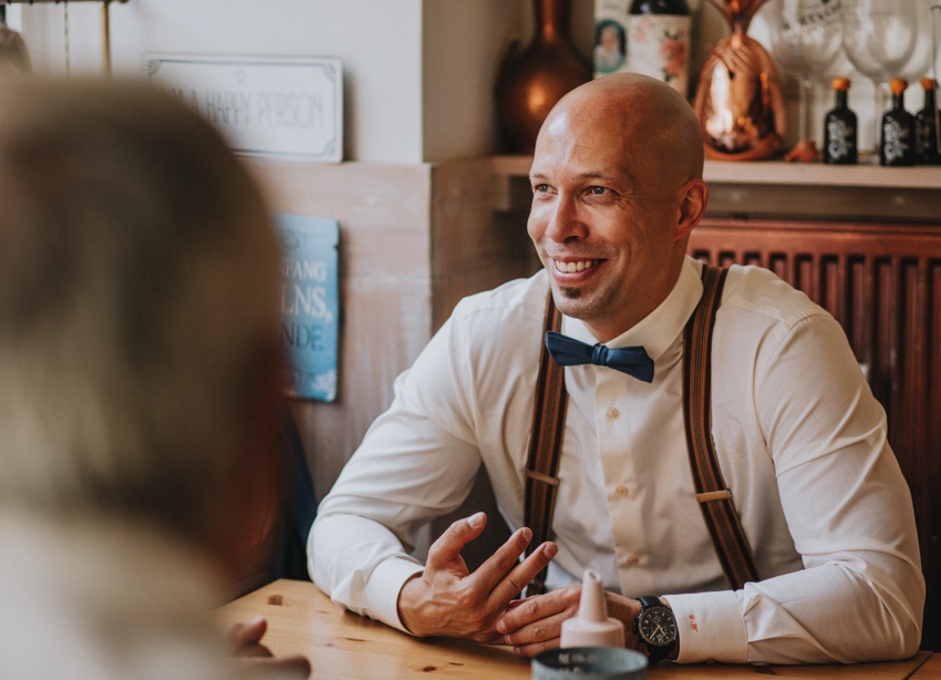 113_hochzeit_wedding_rathaus_recklinghausen_fotograf_nrw_standesamt_altstadt_ruhrpott_ruhrgebiet_hochzeitsfotograf_civilwedding_urban_manta_blumen_burger_getting_ready_cafe_unique_hochzeitsfotografie