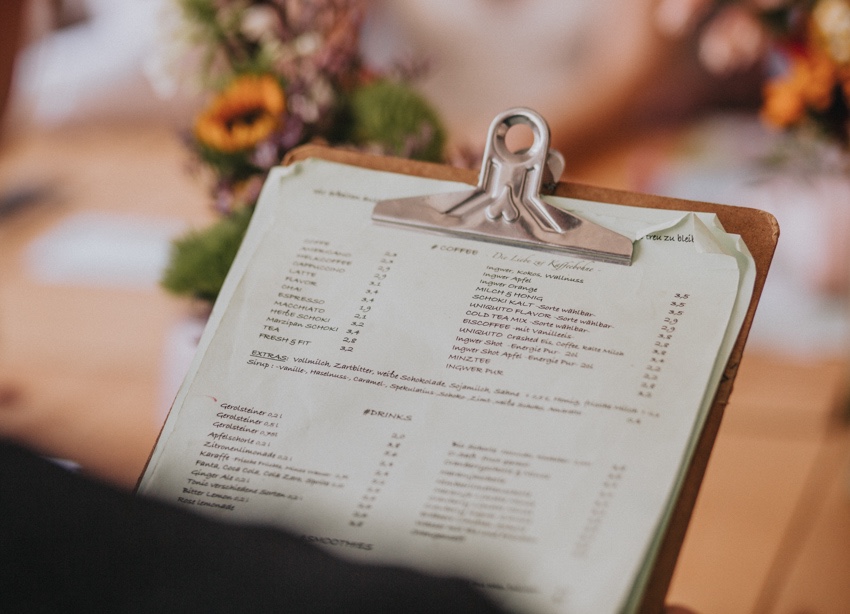 114_hochzeit_wedding_rathaus_recklinghausen_fotograf_nrw_standesamt_altstadt_ruhrpott_ruhrgebiet_hochzeitsfotograf_civilwedding_urban_manta_blumen_burger_getting_ready_cafe_unique_hochzeitsfotografie