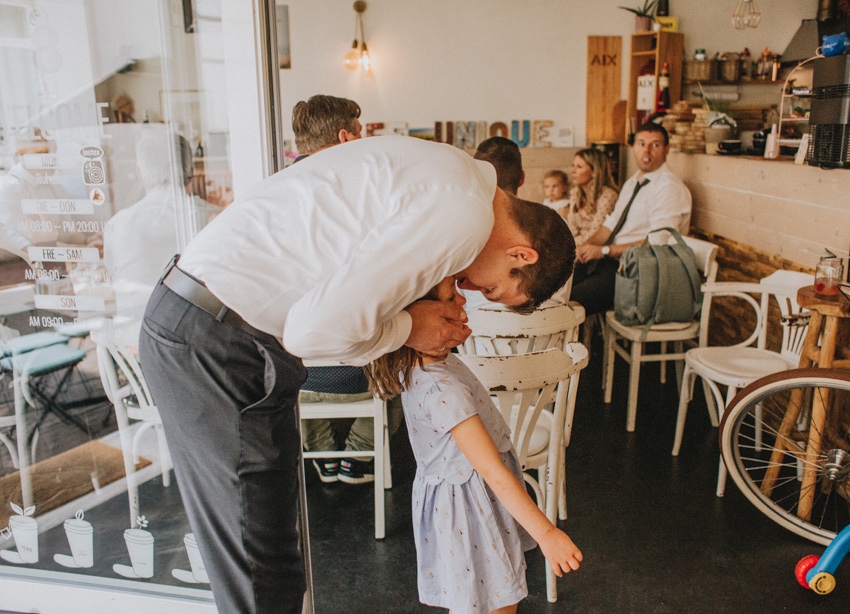 117_hochzeit_wedding_rathaus_recklinghausen_fotograf_nrw_standesamt_altstadt_ruhrpott_ruhrgebiet_hochzeitsfotograf_civilwedding_urban_manta_blumen_burger_getting_ready_cafe_unique_hochzeitsfotografie