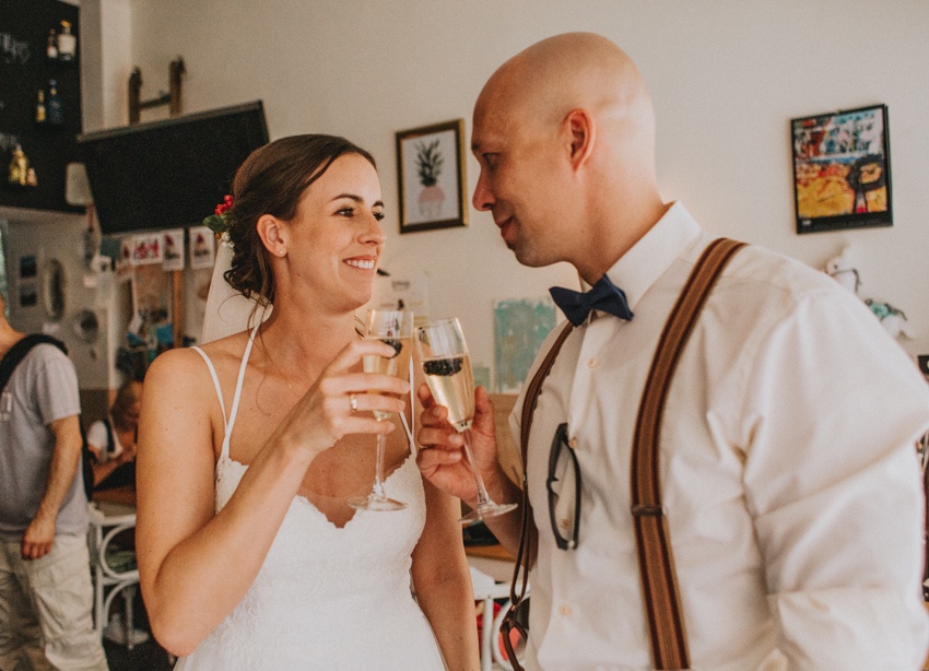 119_hochzeit_wedding_rathaus_recklinghausen_fotograf_nrw_standesamt_altstadt_ruhrpott_ruhrgebiet_hochzeitsfotograf_civilwedding_urban_manta_blumen_burger_getting_ready_cafe_unique_hochzeitsfotografie