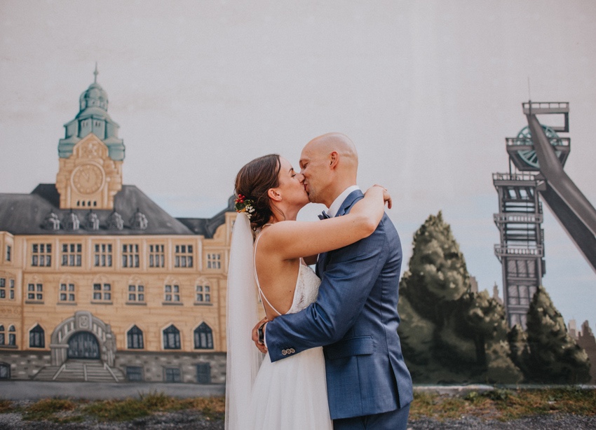 126_hochzeit_wedding_rathaus_recklinghausen_fotograf_nrw_standesamt_altstadt_ruhrpott_ruhrgebiet_hochzeitsfotograf_civilwedding_urban_manta_blumen_burger_getting_ready_cafe_unique_hochzeitsfotografie