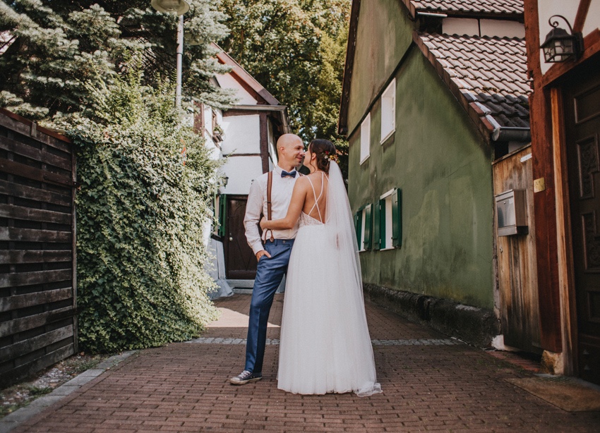 137_hochzeit_wedding_rathaus_recklinghausen_fotograf_nrw_standesamt_altstadt_ruhrpott_ruhrgebiet_hochzeitsfotograf_civilwedding_urban_manta_blumen_burger_getting_ready_cafe_unique_hochzeitsfotografie