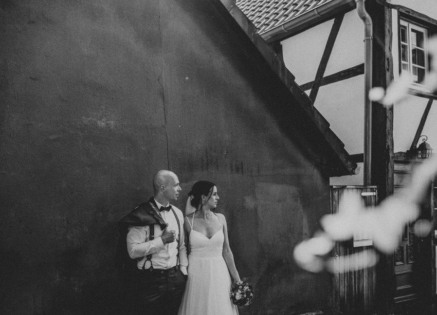 142_hochzeit_wedding_rathaus_recklinghausen_fotograf_nrw_standesamt_altstadt_ruhrpott_ruhrgebiet_hochzeitsfotograf_civilwedding_urban_manta_blumen_burger_getting_ready_cafe_unique_hochzeitsfotografie