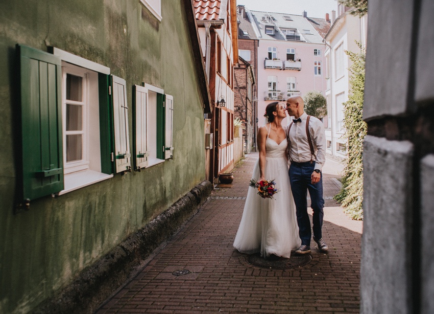 146_hochzeit_wedding_rathaus_recklinghausen_fotograf_nrw_standesamt_altstadt_ruhrpott_ruhrgebiet_hochzeitsfotograf_civilwedding_urban_manta_blumen_burger_getting_ready_cafe_unique_hochzeitsfotografie