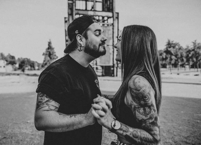 046_engagement_shoot_shooting_couple_couplegoals_tattoo_bridetobe_tattoocouple_paerchen_fotograf_nrw_zeche_recklinghausen_zechekarl_industrie_industrial_skatepark_hochzeitsfotograf_ruhrgebiet_weddingphotographer
