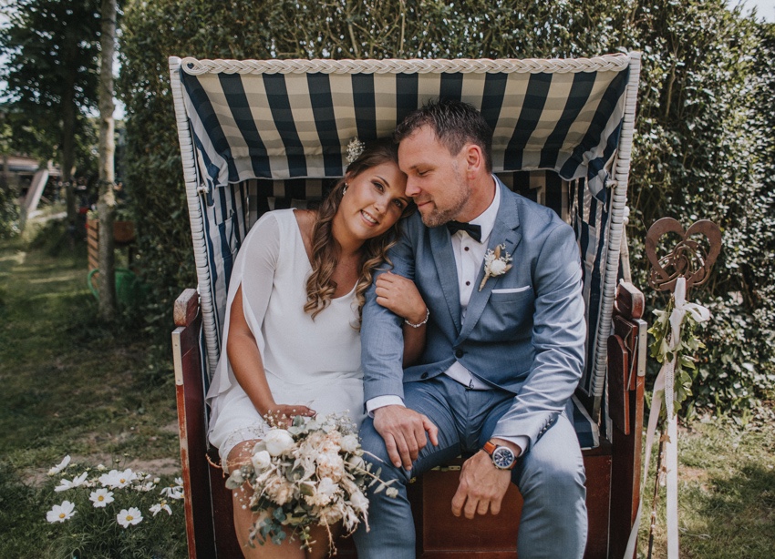 009_hochzeitsfotograf_standesamt_rathaus_recklinghausen_nrw_ruhrgebiet_corona_garten_hochzeit_vw_bulli_floral_optimal_marl_polizei_spalier_a-stone_photography