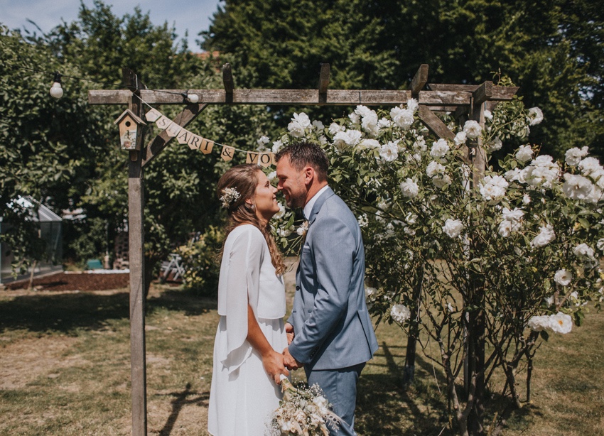 011_hochzeitsfotograf_standesamt_rathaus_recklinghausen_nrw_ruhrgebiet_corona_garten_hochzeit_vw_bulli_floral_optimal_marl_polizei_spalier_a-stone_photography