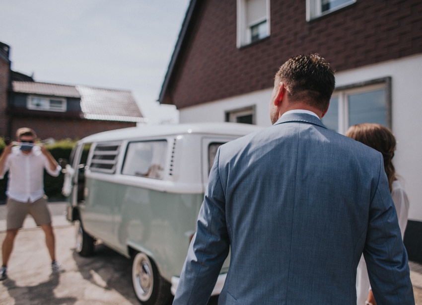 016_hochzeitsfotograf_standesamt_rathaus_recklinghausen_nrw_ruhrgebiet_corona_garten_hochzeit_vw_bulli_floral_optimal_marl_polizei_spalier_a-stone_photography