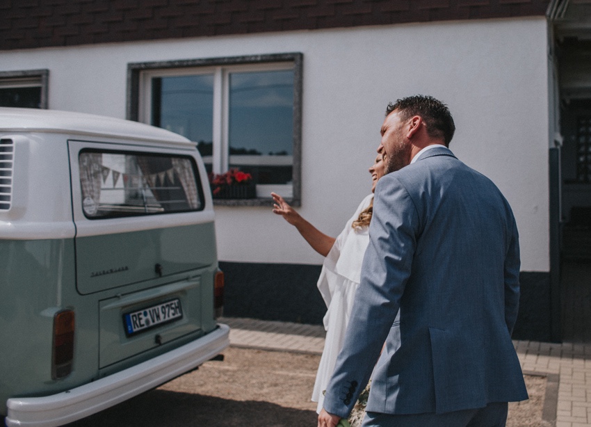 017_hochzeitsfotograf_standesamt_rathaus_recklinghausen_nrw_ruhrgebiet_corona_garten_hochzeit_vw_bulli_floral_optimal_marl_polizei_spalier_a-stone_photography