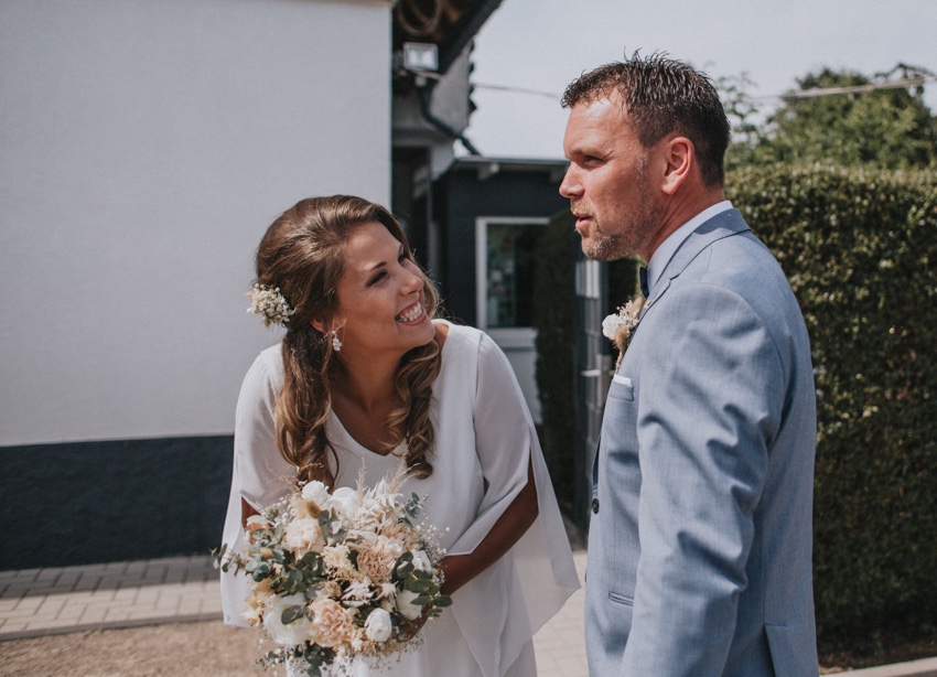 018_hochzeitsfotograf_standesamt_rathaus_recklinghausen_nrw_ruhrgebiet_corona_garten_hochzeit_vw_bulli_floral_optimal_marl_polizei_spalier_a-stone_photography