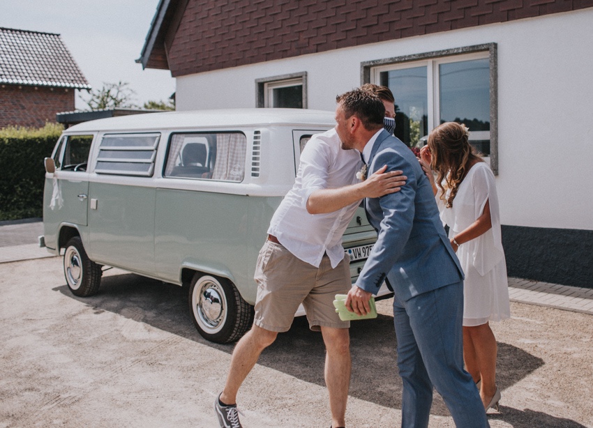 019_hochzeitsfotograf_standesamt_rathaus_recklinghausen_nrw_ruhrgebiet_corona_garten_hochzeit_vw_bulli_floral_optimal_marl_polizei_spalier_a-stone_photography