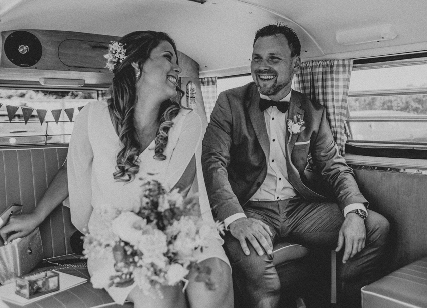 021_hochzeitsfotograf_standesamt_rathaus_recklinghausen_nrw_ruhrgebiet_corona_garten_hochzeit_vw_bulli_floral_optimal_marl_polizei_spalier_a-stone_photography