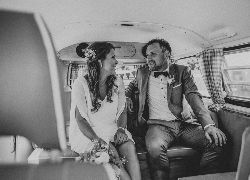 022_hochzeitsfotograf_standesamt_rathaus_recklinghausen_nrw_ruhrgebiet_corona_garten_hochzeit_vw_bulli_floral_optimal_marl_polizei_spalier_a-stone_photography