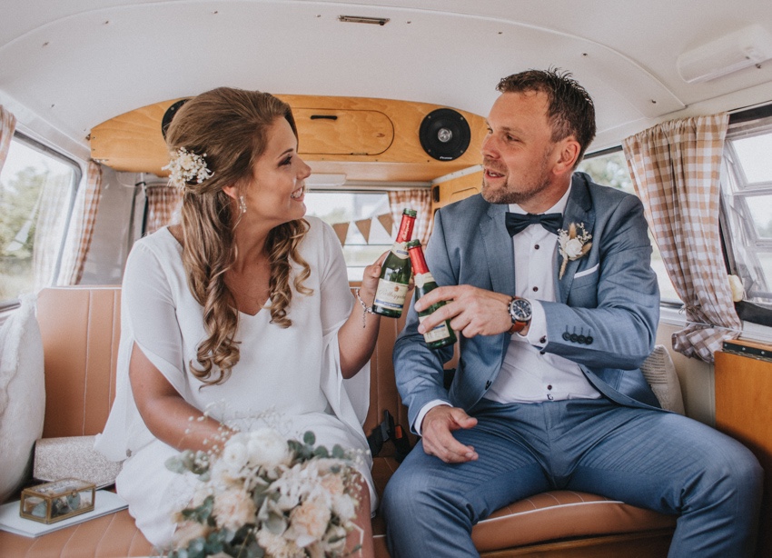 024_hochzeitsfotograf_standesamt_rathaus_recklinghausen_nrw_ruhrgebiet_corona_garten_hochzeit_vw_bulli_floral_optimal_marl_polizei_spalier_a-stone_photography