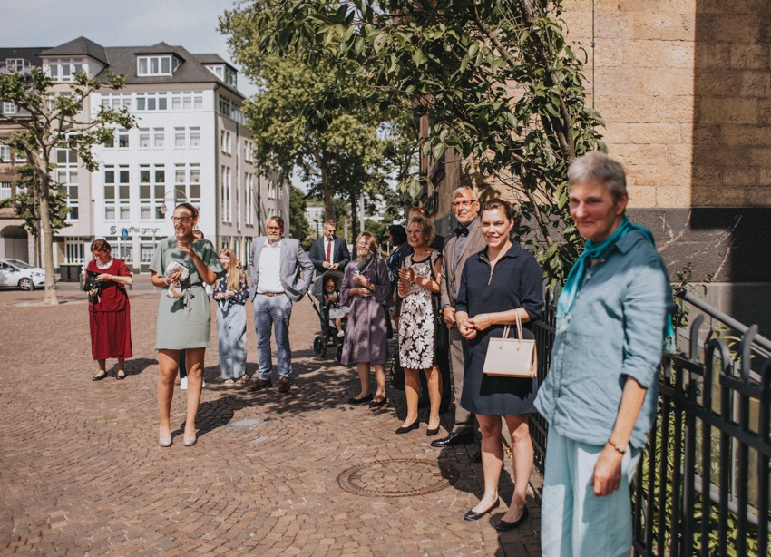 026_hochzeitsfotograf_standesamt_rathaus_recklinghausen_nrw_ruhrgebiet_corona_garten_hochzeit_vw_bulli_floral_optimal_marl_polizei_spalier_a-stone_photography