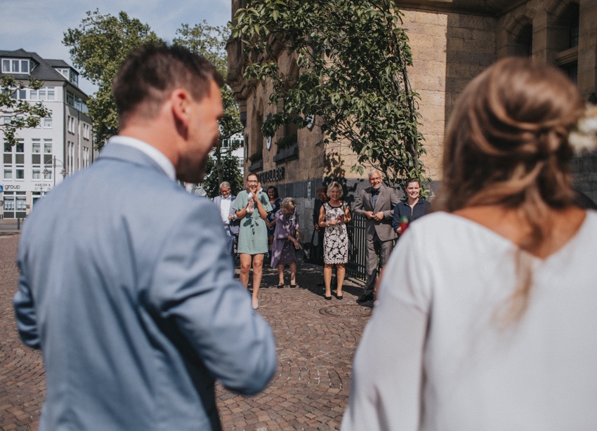 028_hochzeitsfotograf_standesamt_rathaus_recklinghausen_nrw_ruhrgebiet_corona_garten_hochzeit_vw_bulli_floral_optimal_marl_polizei_spalier_a-stone_photography