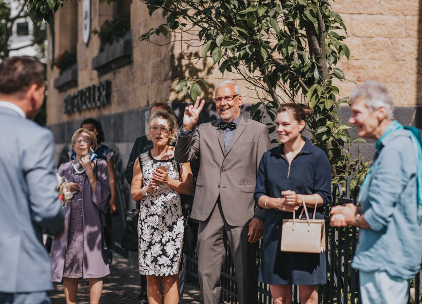 029_hochzeitsfotograf_standesamt_rathaus_recklinghausen_nrw_ruhrgebiet_corona_garten_hochzeit_vw_bulli_floral_optimal_marl_polizei_spalier_a-stone_photography
