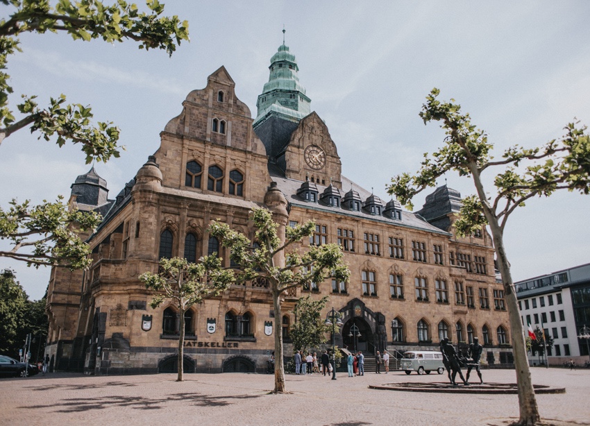 030_hochzeitsfotograf_standesamt_rathaus_recklinghausen_nrw_ruhrgebiet_corona_garten_hochzeit_vw_bulli_floral_optimal_marl_polizei_spalier_a-stone_photography