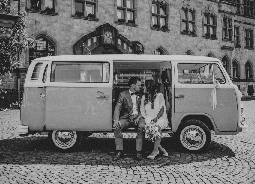 033_hochzeitsfotograf_standesamt_rathaus_recklinghausen_nrw_ruhrgebiet_corona_garten_hochzeit_vw_bulli_floral_optimal_marl_polizei_spalier_a-stone_photography