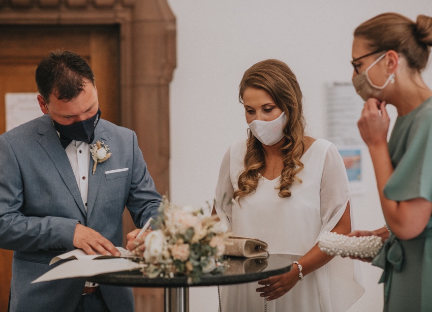 036_hochzeitsfotograf_standesamt_rathaus_recklinghausen_nrw_ruhrgebiet_corona_garten_hochzeit_vw_bulli_floral_optimal_marl_polizei_spalier_a-stone_photography