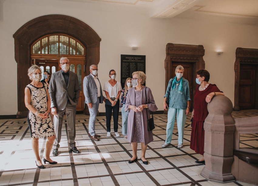 037_hochzeitsfotograf_standesamt_rathaus_recklinghausen_nrw_ruhrgebiet_corona_garten_hochzeit_vw_bulli_floral_optimal_marl_polizei_spalier_a-stone_photography