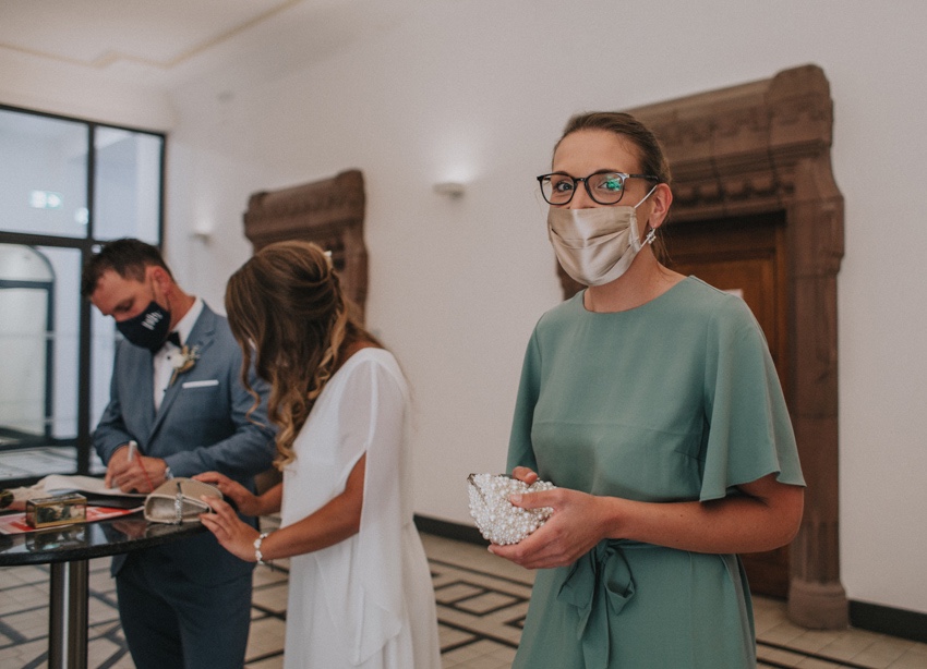 038_hochzeitsfotograf_standesamt_rathaus_recklinghausen_nrw_ruhrgebiet_corona_garten_hochzeit_vw_bulli_floral_optimal_marl_polizei_spalier_a-stone_photography