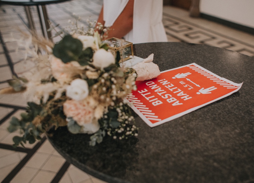 041_hochzeitsfotograf_standesamt_rathaus_recklinghausen_nrw_ruhrgebiet_corona_garten_hochzeit_vw_bulli_floral_optimal_marl_polizei_spalier_a-stone_photography