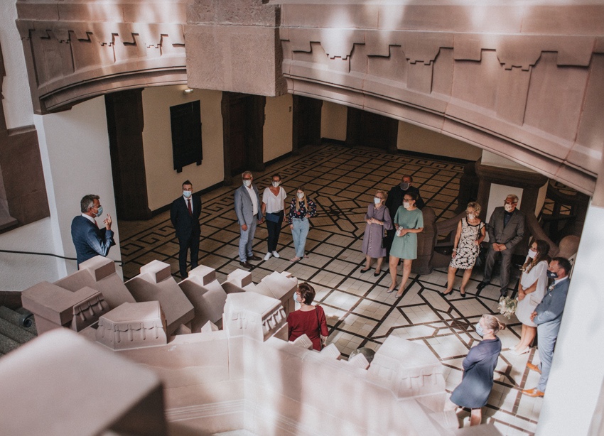 044_hochzeitsfotograf_standesamt_rathaus_recklinghausen_nrw_ruhrgebiet_corona_garten_hochzeit_vw_bulli_floral_optimal_marl_polizei_spalier_a-stone_photography