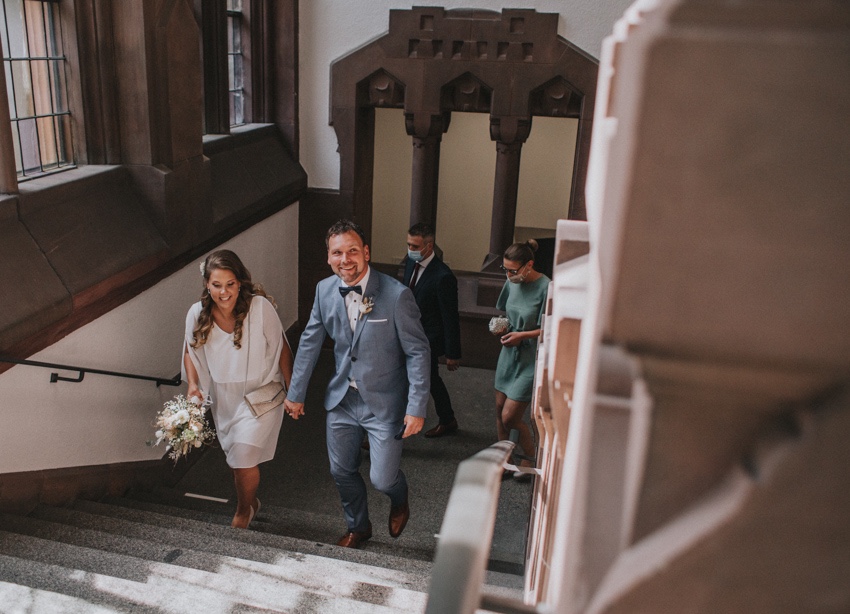045_hochzeitsfotograf_standesamt_rathaus_recklinghausen_nrw_ruhrgebiet_corona_garten_hochzeit_vw_bulli_floral_optimal_marl_polizei_spalier_a-stone_photography