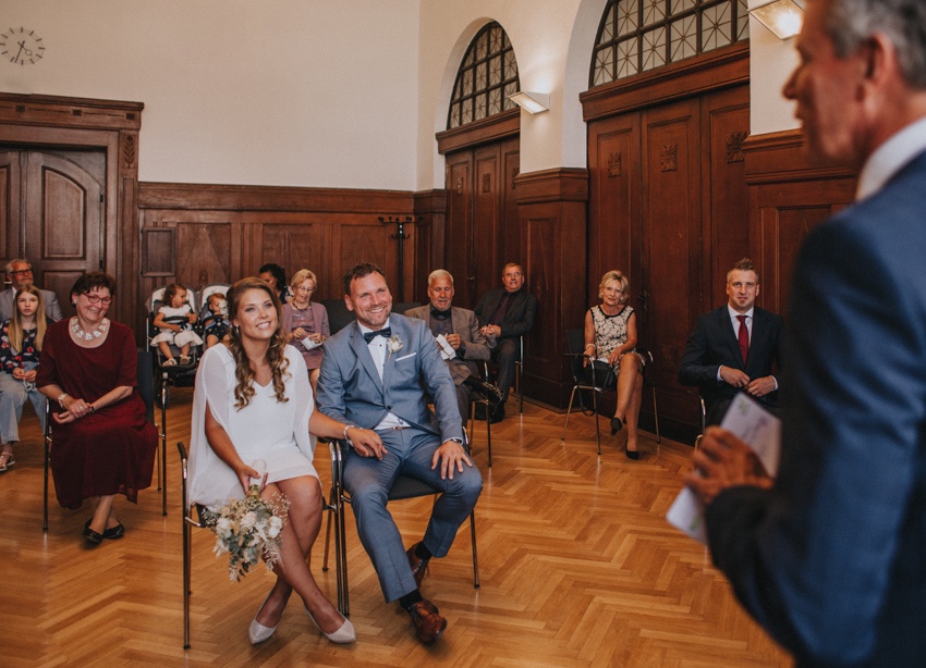 047_hochzeitsfotograf_standesamt_rathaus_recklinghausen_nrw_ruhrgebiet_corona_garten_hochzeit_vw_bulli_floral_optimal_marl_polizei_spalier_a-stone_photography