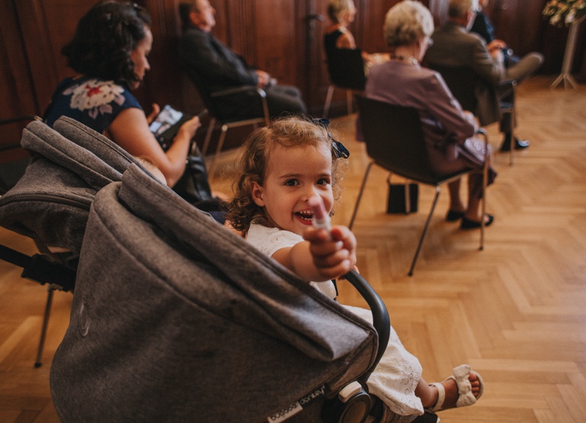 048_hochzeitsfotograf_standesamt_rathaus_recklinghausen_nrw_ruhrgebiet_corona_garten_hochzeit_vw_bulli_floral_optimal_marl_polizei_spalier_a-stone_photography