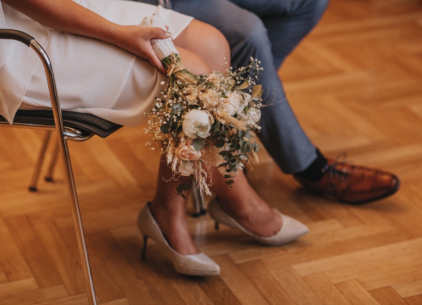 050_hochzeitsfotograf_standesamt_rathaus_recklinghausen_nrw_ruhrgebiet_corona_garten_hochzeit_vw_bulli_floral_optimal_marl_polizei_spalier_a-stone_photography
