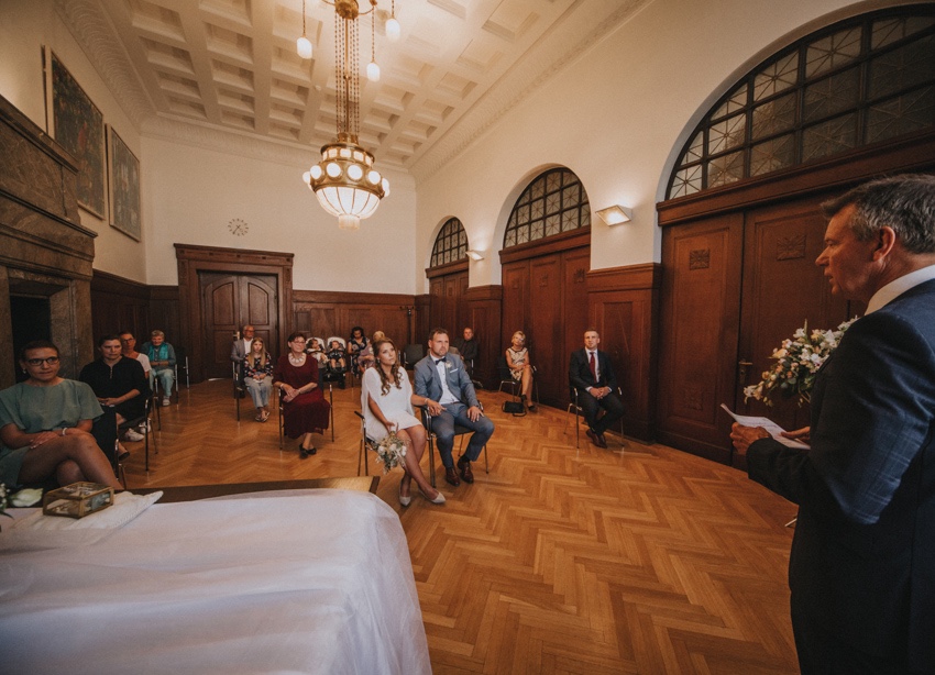 052_hochzeitsfotograf_standesamt_rathaus_recklinghausen_nrw_ruhrgebiet_corona_garten_hochzeit_vw_bulli_floral_optimal_marl_polizei_spalier_a-stone_photography