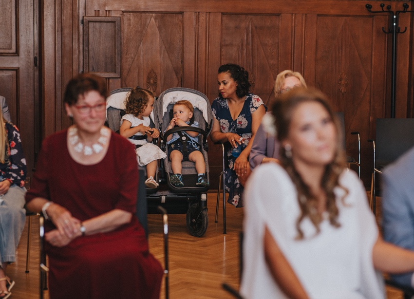 057_hochzeitsfotograf_standesamt_rathaus_recklinghausen_nrw_ruhrgebiet_corona_garten_hochzeit_vw_bulli_floral_optimal_marl_polizei_spalier_a-stone_photography