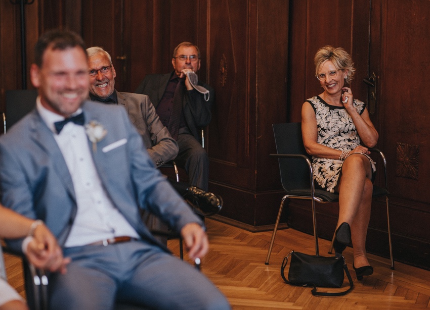 062_hochzeitsfotograf_standesamt_rathaus_recklinghausen_nrw_ruhrgebiet_corona_garten_hochzeit_vw_bulli_floral_optimal_marl_polizei_spalier_a-stone_photography