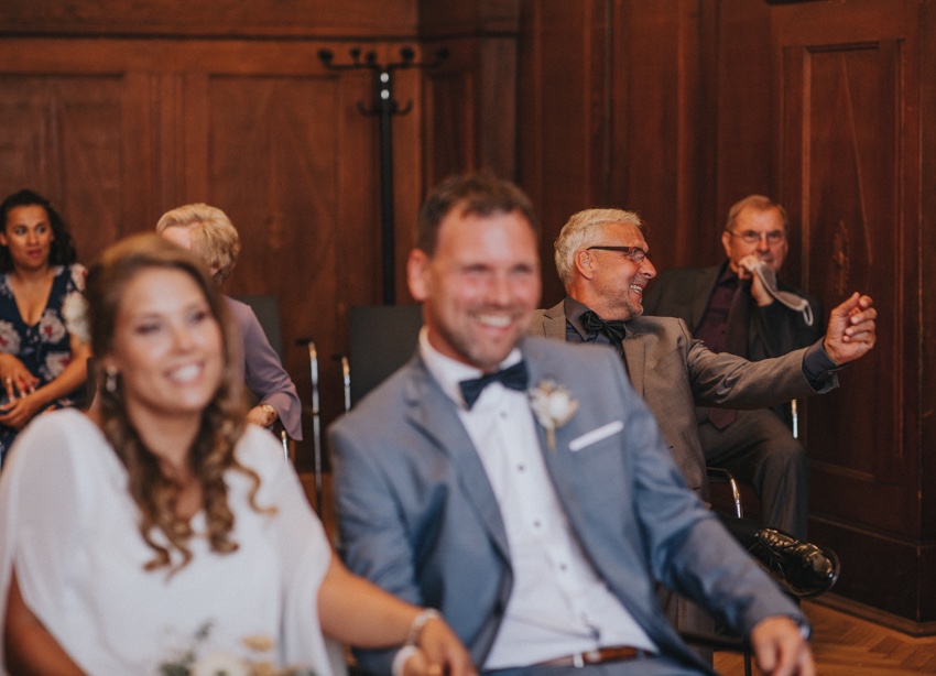 063_hochzeitsfotograf_standesamt_rathaus_recklinghausen_nrw_ruhrgebiet_corona_garten_hochzeit_vw_bulli_floral_optimal_marl_polizei_spalier_a-stone_photography