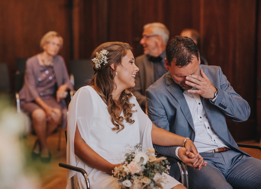 064_hochzeitsfotograf_standesamt_rathaus_recklinghausen_nrw_ruhrgebiet_corona_garten_hochzeit_vw_bulli_floral_optimal_marl_polizei_spalier_a-stone_photography