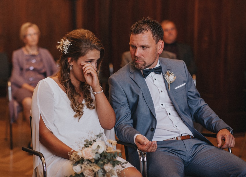 065_hochzeitsfotograf_standesamt_rathaus_recklinghausen_nrw_ruhrgebiet_corona_garten_hochzeit_vw_bulli_floral_optimal_marl_polizei_spalier_a-stone_photography