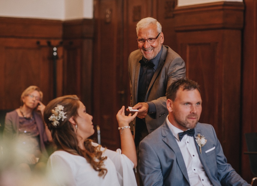 067_hochzeitsfotograf_standesamt_rathaus_recklinghausen_nrw_ruhrgebiet_corona_garten_hochzeit_vw_bulli_floral_optimal_marl_polizei_spalier_a-stone_photography