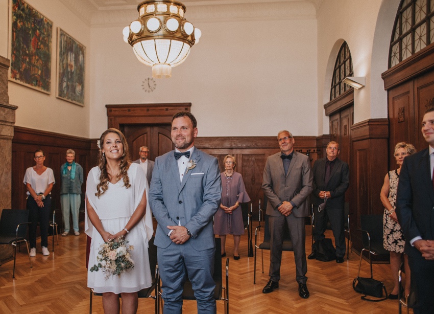 069_hochzeitsfotograf_standesamt_rathaus_recklinghausen_nrw_ruhrgebiet_corona_garten_hochzeit_vw_bulli_floral_optimal_marl_polizei_spalier_a-stone_photography