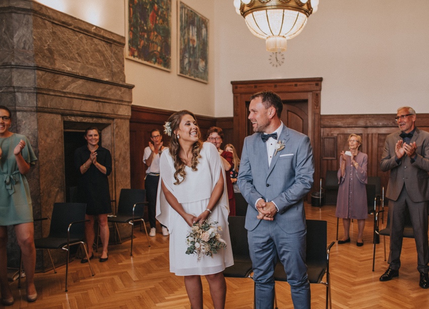073_hochzeitsfotograf_standesamt_rathaus_recklinghausen_nrw_ruhrgebiet_corona_garten_hochzeit_vw_bulli_floral_optimal_marl_polizei_spalier_a-stone_photography