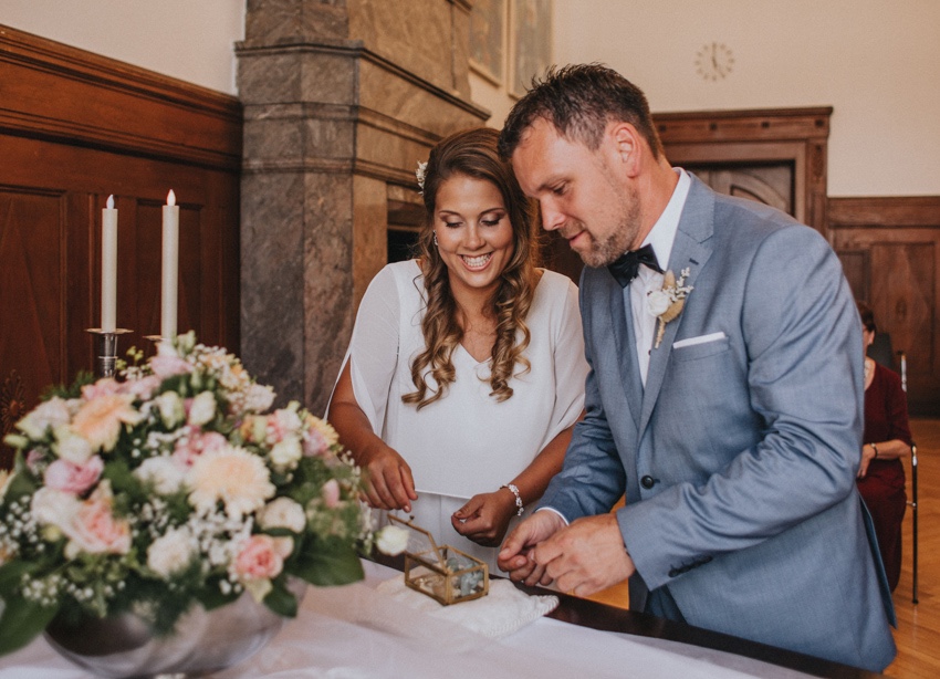 075_hochzeitsfotograf_standesamt_rathaus_recklinghausen_nrw_ruhrgebiet_corona_garten_hochzeit_vw_bulli_floral_optimal_marl_polizei_spalier_a-stone_photography