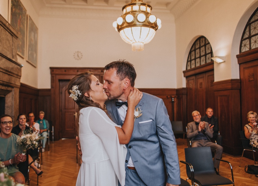 078_hochzeitsfotograf_standesamt_rathaus_recklinghausen_nrw_ruhrgebiet_corona_garten_hochzeit_vw_bulli_floral_optimal_marl_polizei_spalier_a-stone_photography