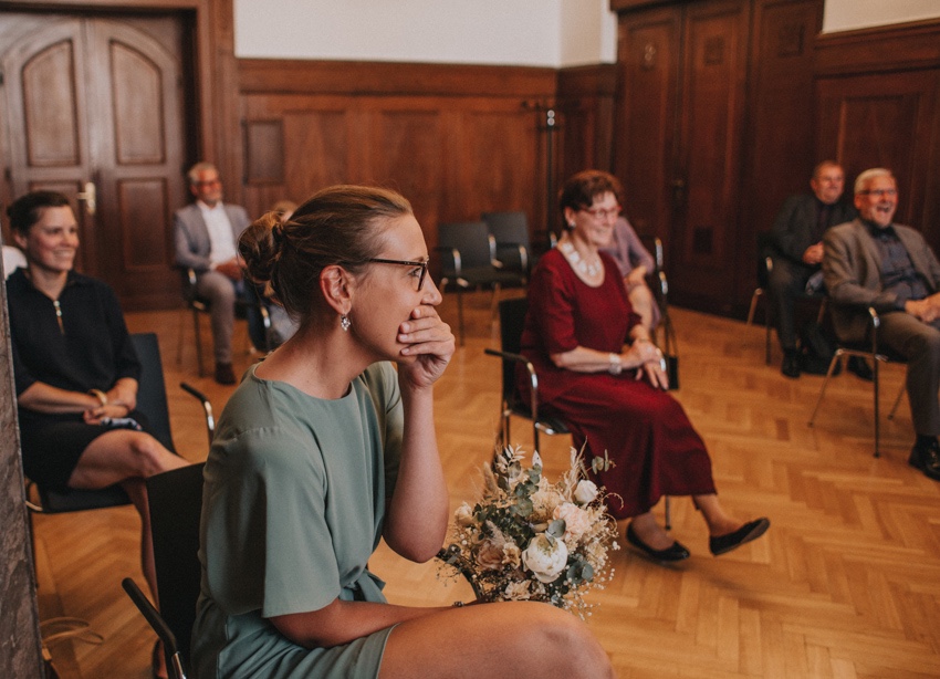 083_hochzeitsfotograf_standesamt_rathaus_recklinghausen_nrw_ruhrgebiet_corona_garten_hochzeit_vw_bulli_floral_optimal_marl_polizei_spalier_a-stone_photography
