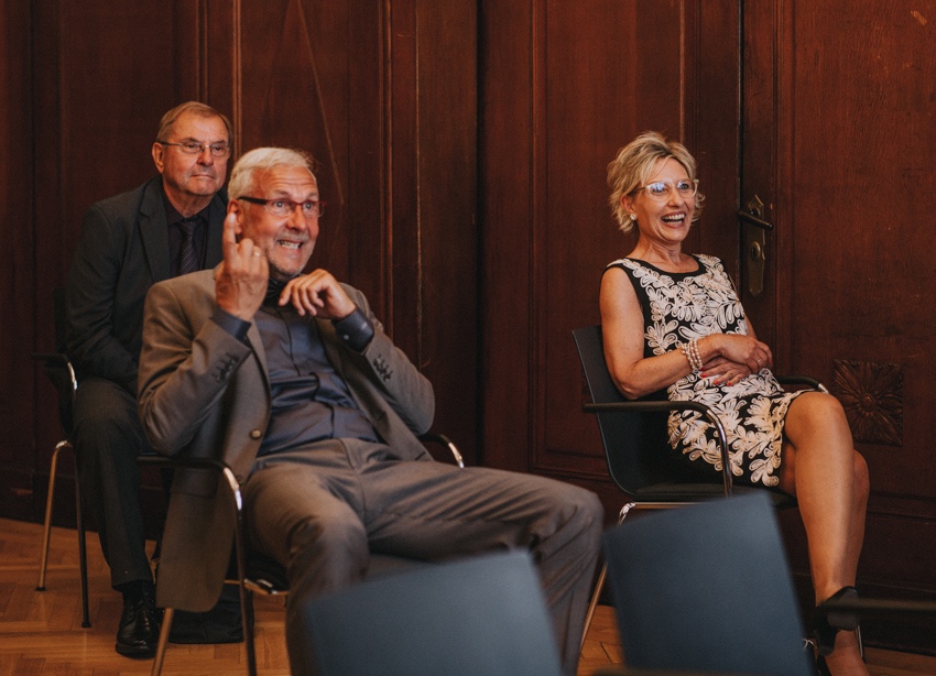 084_hochzeitsfotograf_standesamt_rathaus_recklinghausen_nrw_ruhrgebiet_corona_garten_hochzeit_vw_bulli_floral_optimal_marl_polizei_spalier_a-stone_photography