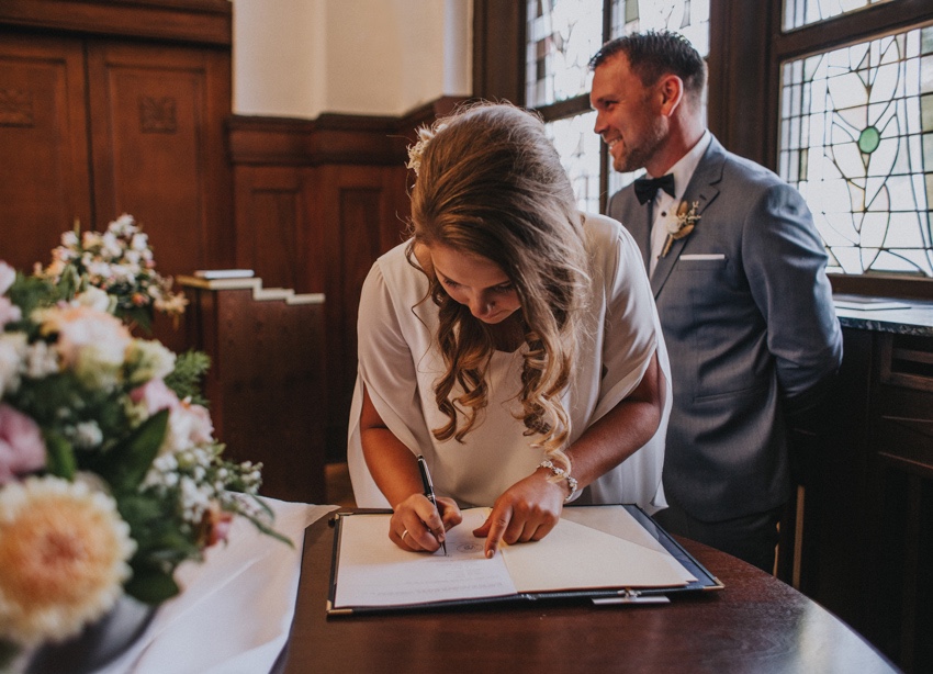 085_hochzeitsfotograf_standesamt_rathaus_recklinghausen_nrw_ruhrgebiet_corona_garten_hochzeit_vw_bulli_floral_optimal_marl_polizei_spalier_a-stone_photography