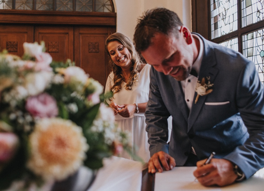 087_hochzeitsfotograf_standesamt_rathaus_recklinghausen_nrw_ruhrgebiet_corona_garten_hochzeit_vw_bulli_floral_optimal_marl_polizei_spalier_a-stone_photography